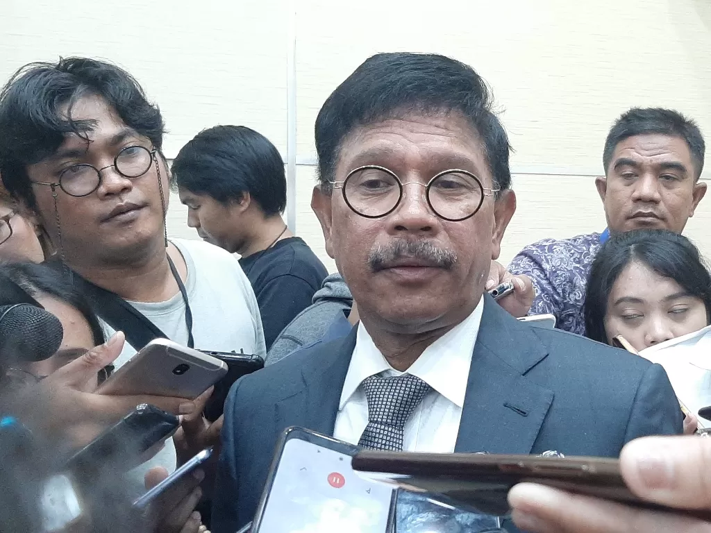 Menkominfo Johnny G Plate memberikan keterangan pers tentang penyebaran isu hoaks dan disinformasi terkait virus korona di Jakarta, Senin (3/2/2020). (INDOZONE/Maria Adeline Tiara)