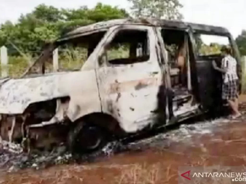 Mobil angkot yang dibakar oleh pasangan suami istri di Jalan Lingkar LIPI RT 06/01, Kelurahan Cibinong, Kecamatan Cibinong, Kabupaten Bogor, Jawa Barat, Kamis (21/5/2020). (ANTARA/HO-Humas Polres Bogor)