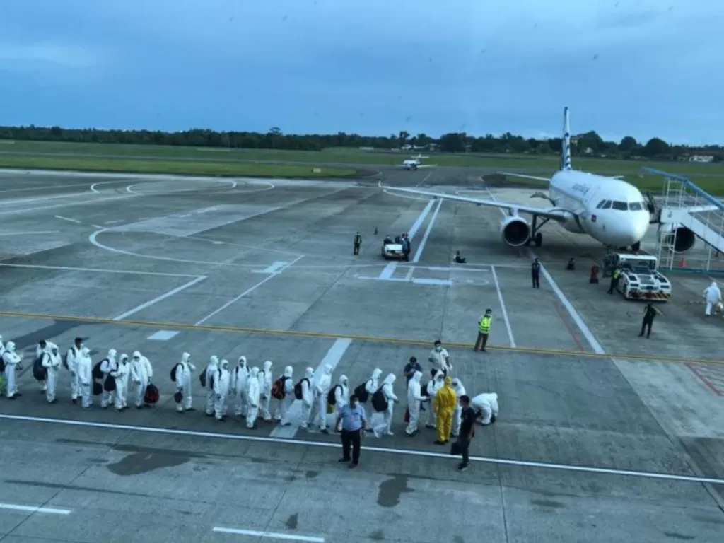 Sebanyak 141 tenaga kerja asing (TKA) asal China dipulangkan ke negaranya melalui Bandara Sultan Mahmud Badaruddin II Palembang, Rabu (20/5/2020). (ANTARA/HO/Ditjen Imigrasi)