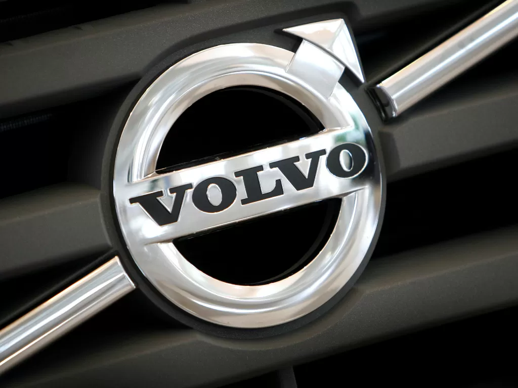 Logo pabrikan Volvo. (REUTERS/Bob Strong)
