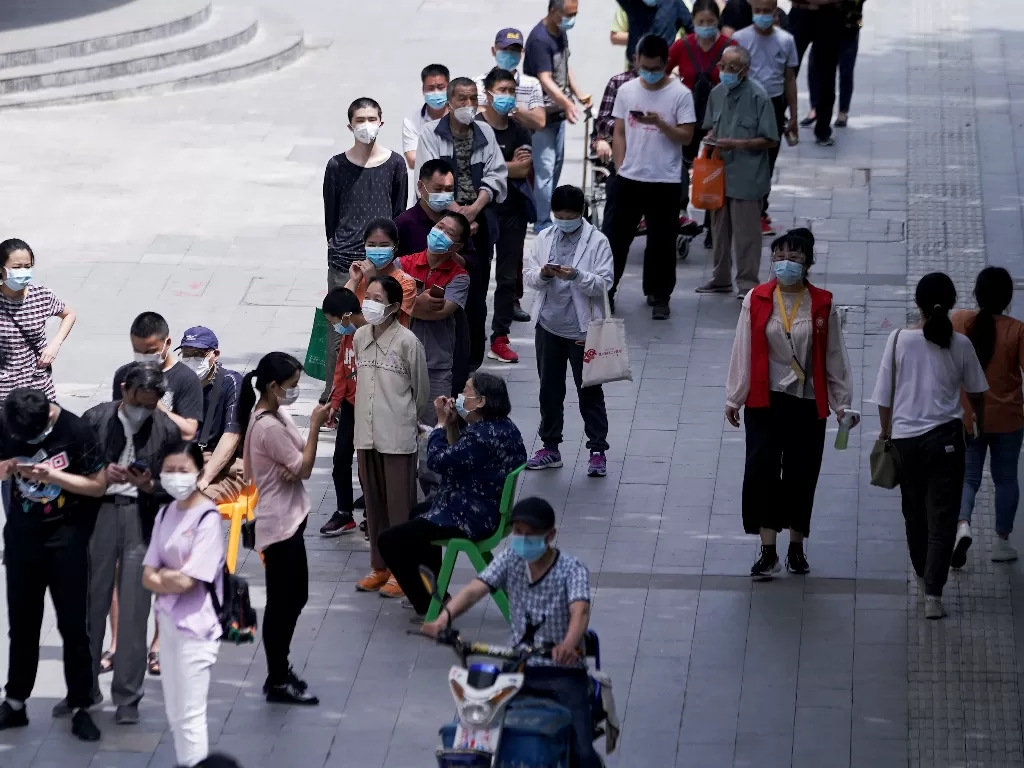 Warga di Wuhan mulai kembali beraktivitas. (REUTERS/Aly Song)