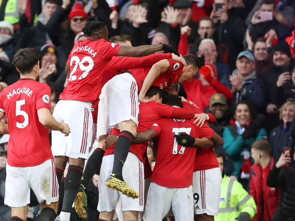 Skuad Manchester United sedang merayakan gol. (REUTERS/Carl Recine)