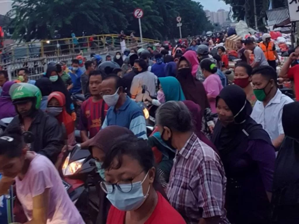 Kondisi pasar Serdang, Kemayoran yang dipadati masyarakat ditengah PSBB (Instagram/@JKTINFO)