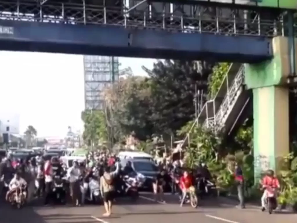 Tampilan sekelompok pemuda yang menutup jalanan guna mengadakan balapan liar. (SS/Instagram/@tangerang24jam)