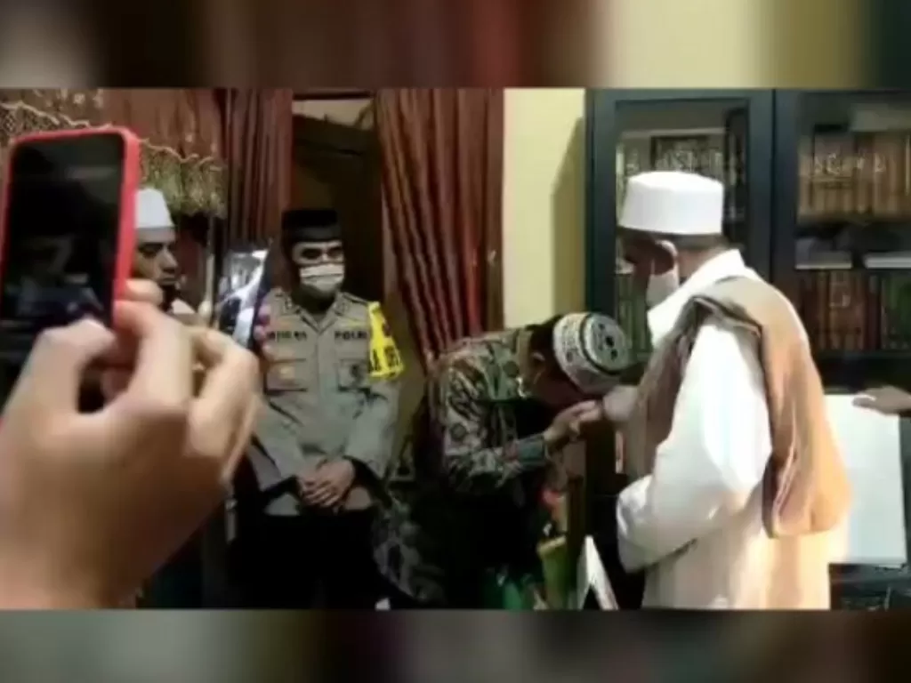 Video Satpol PP meminta maaf kepada Habib Umar Assegaf (Instagram/@lambe_turah)