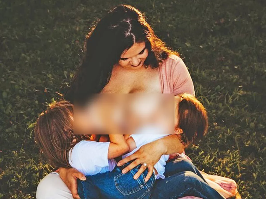 Seorang ibu menjadi sorotan setelah menyusui anaknya hingga mereka berusia delapan tahun. (Photo/Daily Mail)