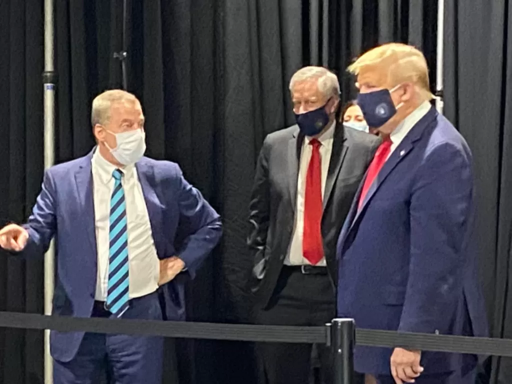 Donald Trump memakai masker. (photo/Twitter/@RepSpeier)