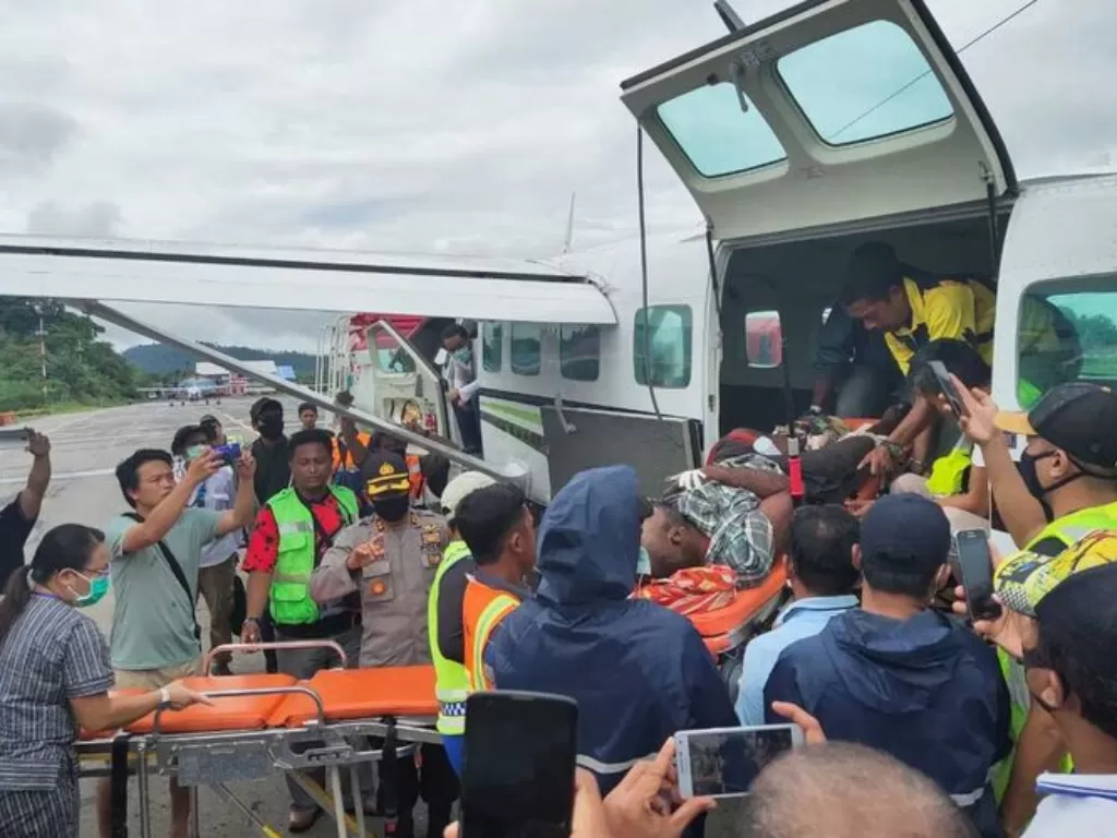 Alemanek Bagau, salah satu tenaga medis yang menjadi korban penembakan oleh KKB Distrik Wandai, Kabupaten Intan Jaya, tengah dievakuasi di Bandara Sugapa menuju Bandara Nabire, Papua, Sabtu (23/5/2020)(Dok Humas Polda Papua)