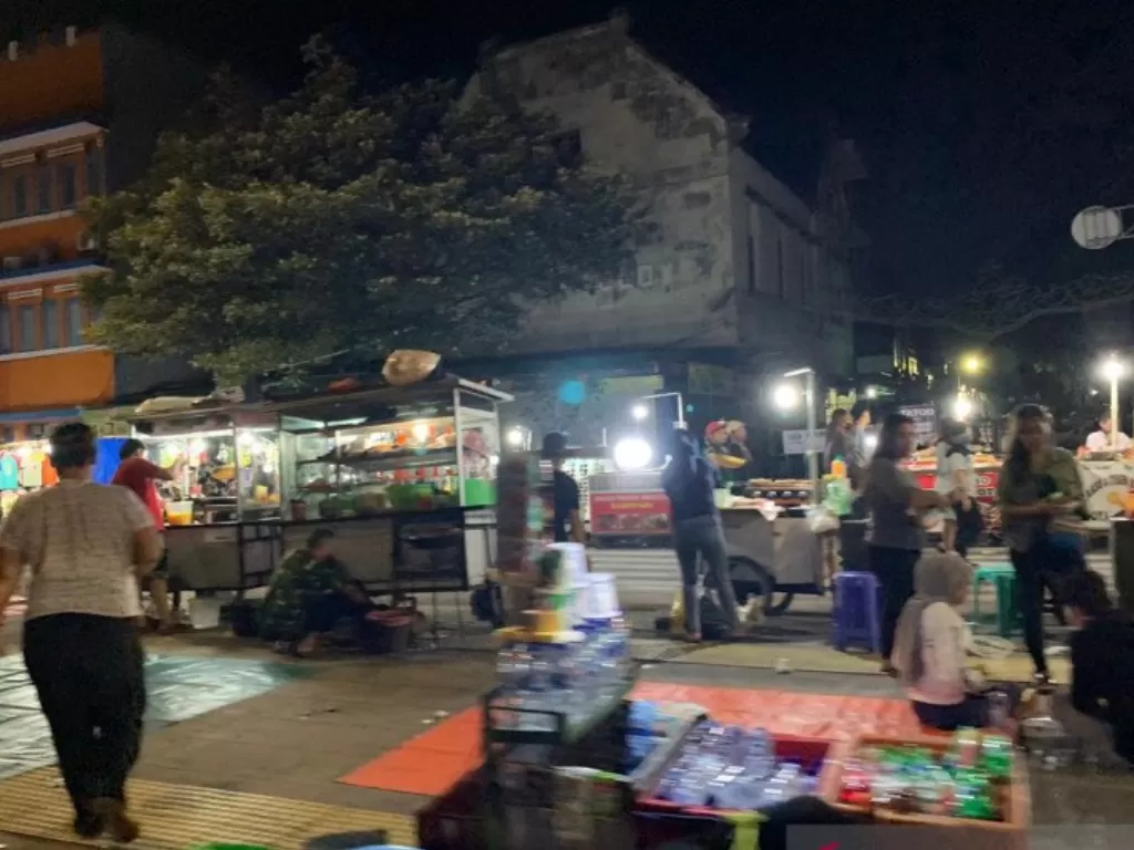 Kerumunan pedagang kaki lima (PKL) mengundang keramaian di malam takbiran di kawasan Kota Tua, Tamansari, Jakarta Barat, Sabtu (23/5/2020). (Photo/ANTARA/Miftahul Munir)