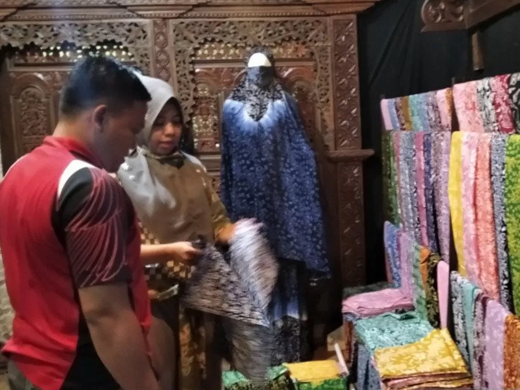 Pemilik Sanggar Muria Batik Kudus Yuli Astuti melayani pembeli batik tulis di galerinya di Desa Karangmalang, Kecamatan Gebog, Kabupaten Kudus, Jawa Tengah. (Photo/ANTARA/Akhmad Nazaruddin Lathif)