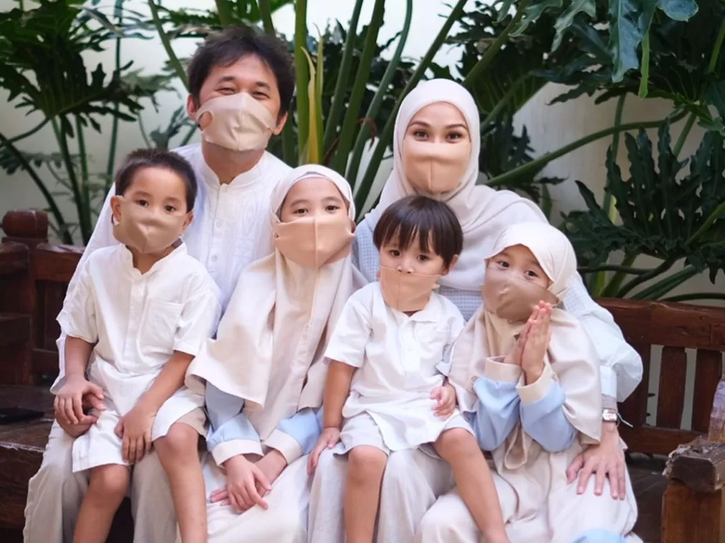 Zaskia Adya Mecca bersama keluarga kecilnya. (photo/Instagram/@zaskiadyamecca)