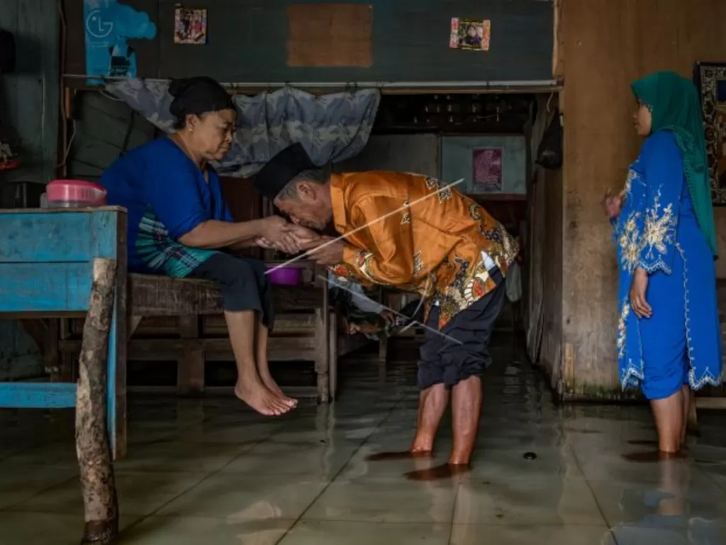 Anggota keluarga melakukan prosesi sungkem dalam tradisi 'unjung-unjung' di Desa Timbulsloko, Sayung, Demak, Jawa Tengah, Jumat (15/6). ANTARA FOTO/Aji Styawan/foc/18.