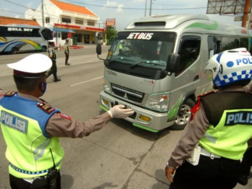 Ilustrasi polisi menindak mobil travel gelap yang bawa pemudik bandel. (ANTARA FOTO/Oky Lukmansyah)