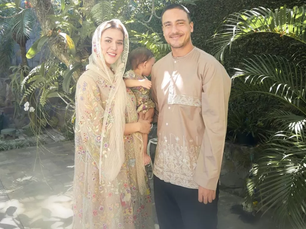 Keluarga kecil Raisa dan Hamis Daud, bersama baby Zalina. (Instagram/Raisa)