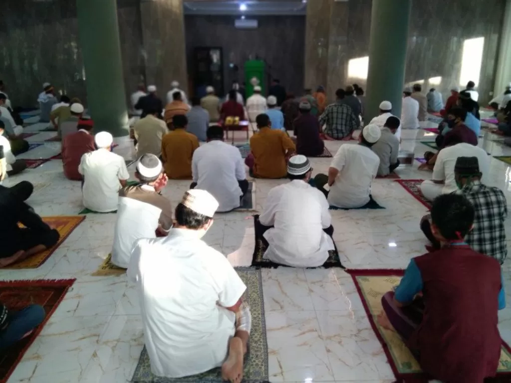 Warga melaksanakan Salat Idul Fitri 1441 Hijriyah di Masjid Al Hidayah di Bekasi Timur, Jawa Barat, Minggu (24/5/2020). (Foto: ANTARA/Sugiharto Purnama) 