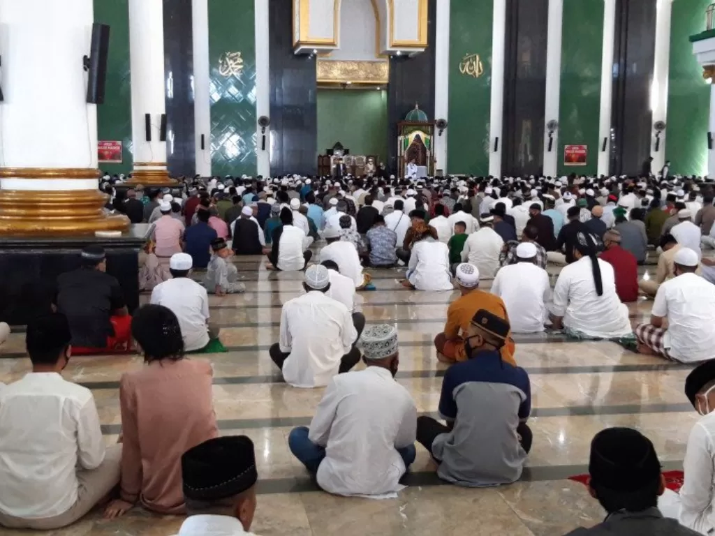 Suasana shalat Idul Fitri 1441 Hijriah di masjid agung Al-Munawwar Kota Ternate, Maluku Utara (Antara/Abdul Fatah)