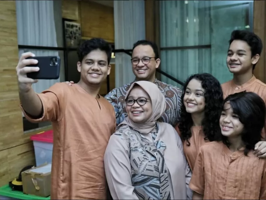 Anies Baswedan bersama keluarga inti di Idulfitri tahun ini. (Instagram/@aniesbaswedan).