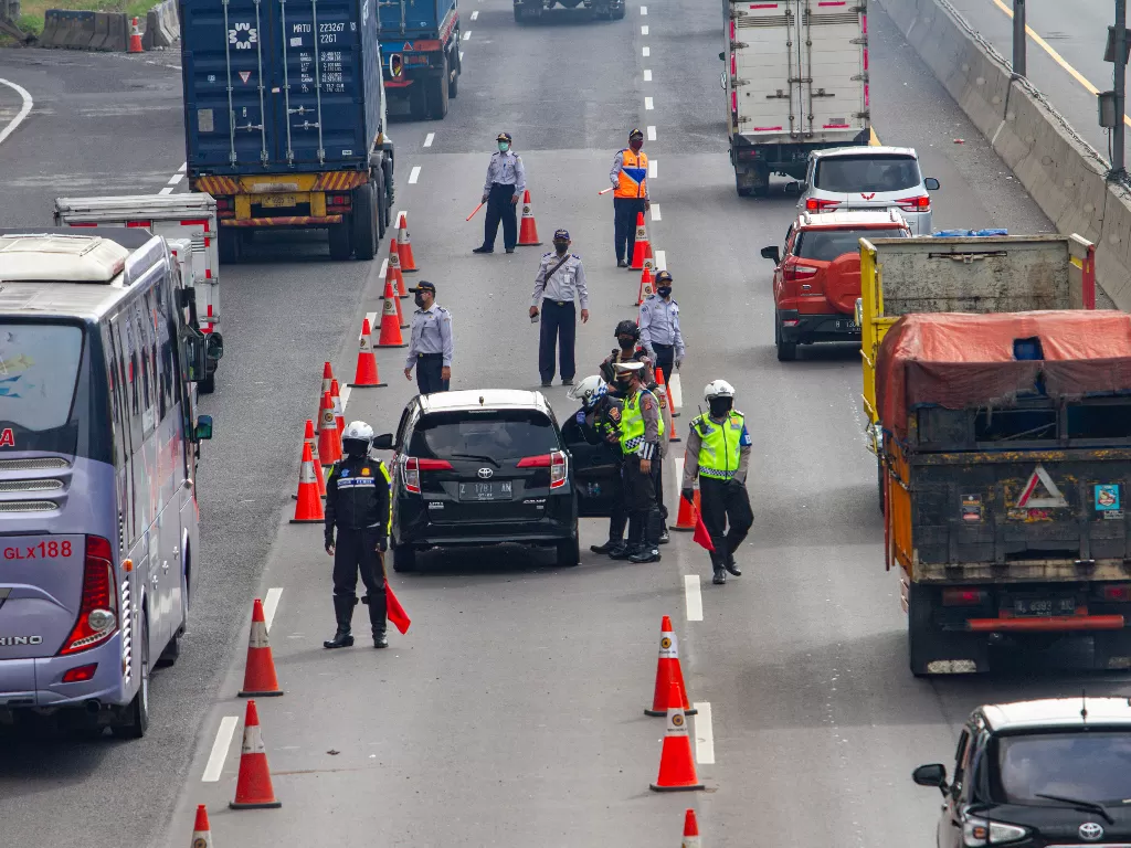 Ilustrasi penyekatan akses transportasi di Tol Jakarta - Cikampek tersebut sebagai tindak lanjut kebijakan larangan mudik dan PSBB guna memutus mata rantai penyebaran Covid-19. (ANTARA/M Ibnu Chazar)