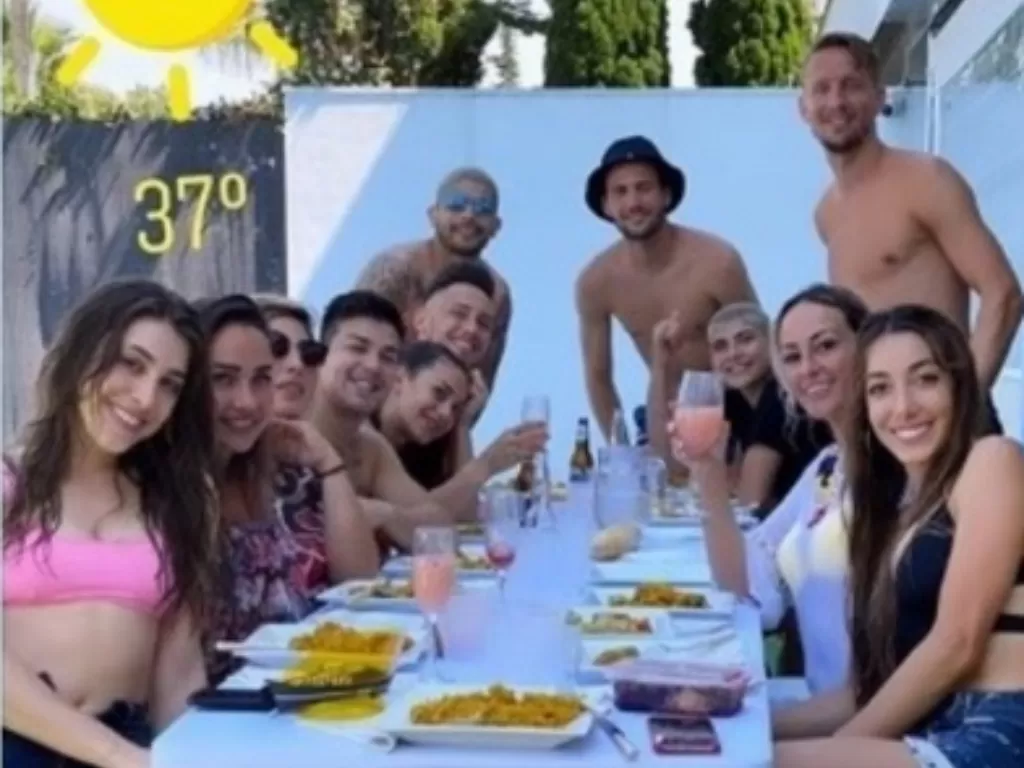 Empat pemain Sevilla dengan pasangan masing-masing sedang melakukan pesta di tengah lockdown. (Instagram)