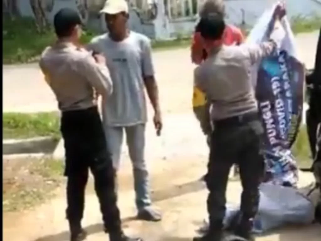 Dua oknum polisi di Aceh aniaya orang dengan gangguan jiwa (Twitter/@sinyaktafar)
