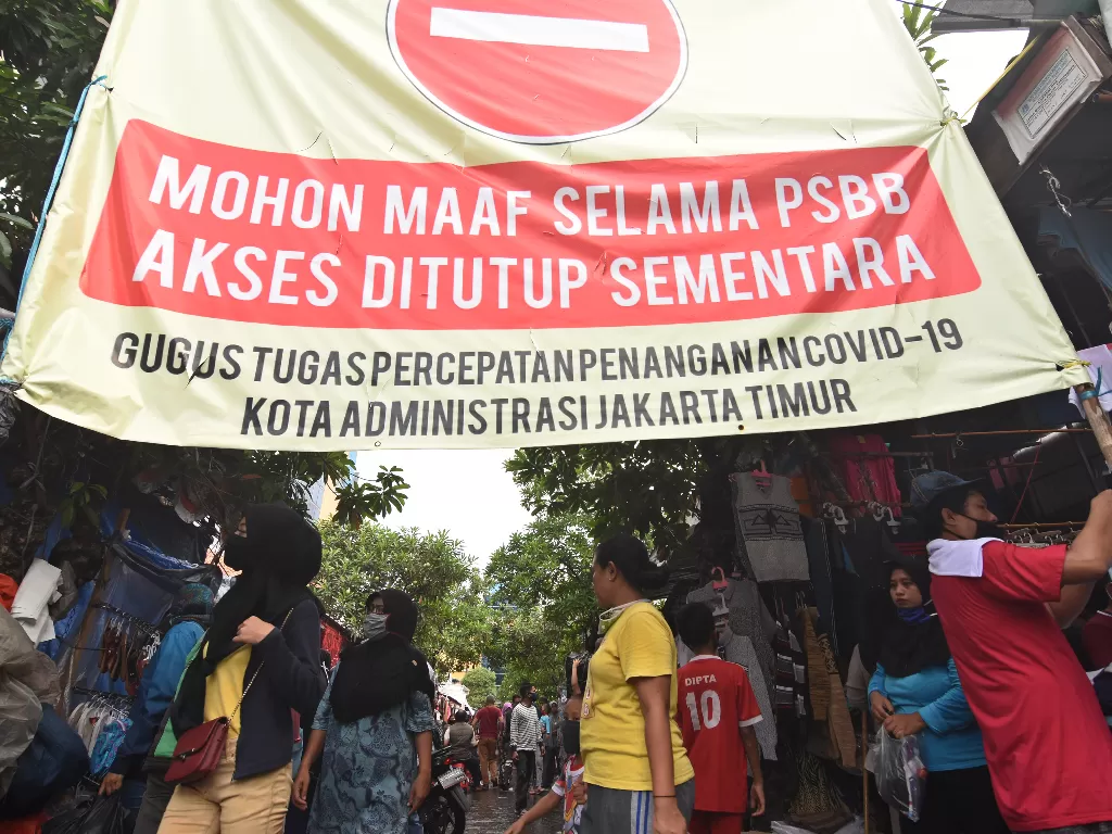 Warga berbelanja di Pasar Jatinegara di tengah penerapan Pembatasan Sosial Berskala Besar (PSBB) di Jakarta, Jumat (22/5/2020). (ANTARA FOTO/Indrianto Eko Suwarso)