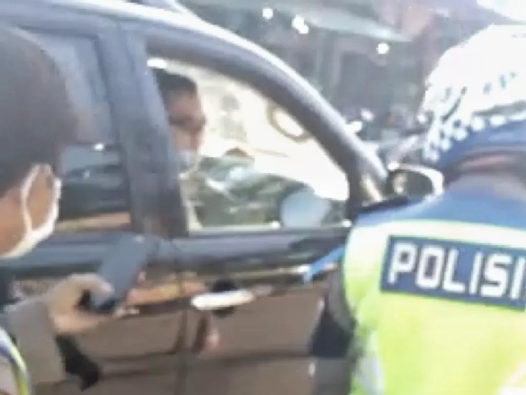 Cuplikan video oknum polisi tak bermasker marahi polisi yang berjaga di Pos PSBB Kecamatan Ciparay, Kabupaten Bandung, Senin (25/5/2020). (ANTARA/HO)