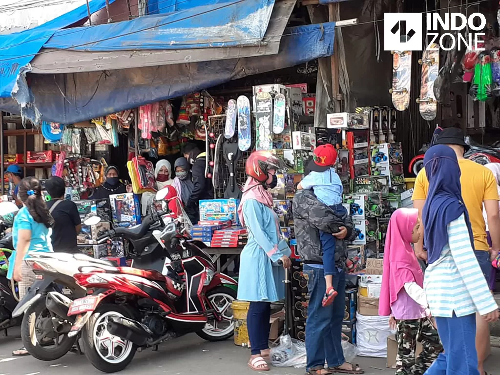 Pasar Mainan Gembrong, Prumpung, Jakarta Timur pada hari kedua perayaan Idul Fitri (25/5/2020) dipenuhi pengunjung yang terdiri dari anak-anak beserta orang tuanya yang baru dapat THR. (INDOZONE/M. Fadli)