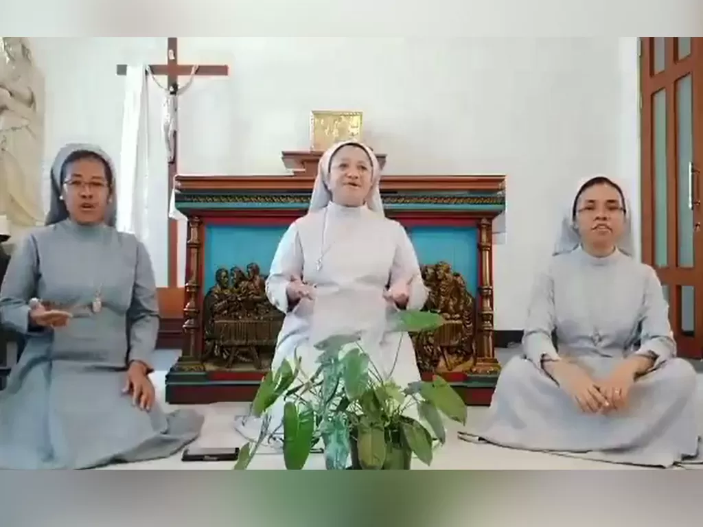 Tiga Biarawati yang menyanyikan lagu Hari Raya Idul Fitri. (Photo/Twitter/@ulil)