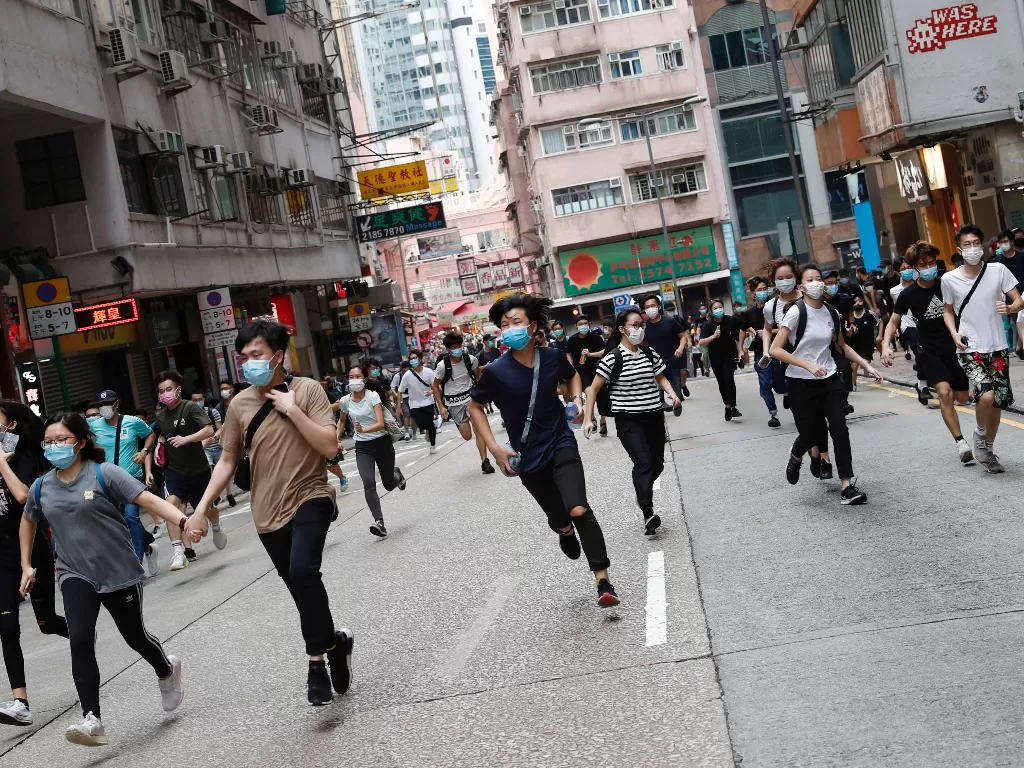 Peserta aksi protes undang-undang keamanan nasional di Hong Kong lari dari kejaran polisi (REUTERS/Tyrone Siu)