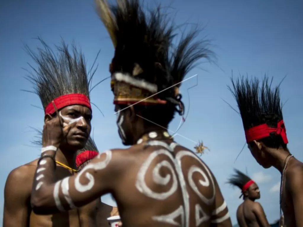 Para penari merias wajah di Kawasan Wisata Khalkotte untuk mengikuti Festival Danau Sentani ke-IX di Sentani Timur, Papua. (Antara Foto/Rosa Panggabean)