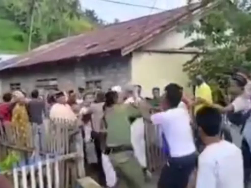 Cuplikan video amuk warga menyerang kades di Buol. (Istimewa)