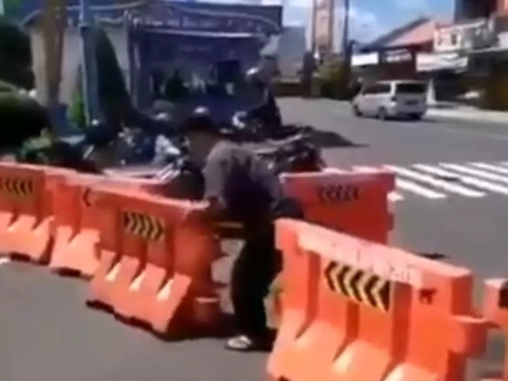 Viral Bapak Tukijo bongkar pembatas jalan. (Foto: Instagram @ndorobeii)