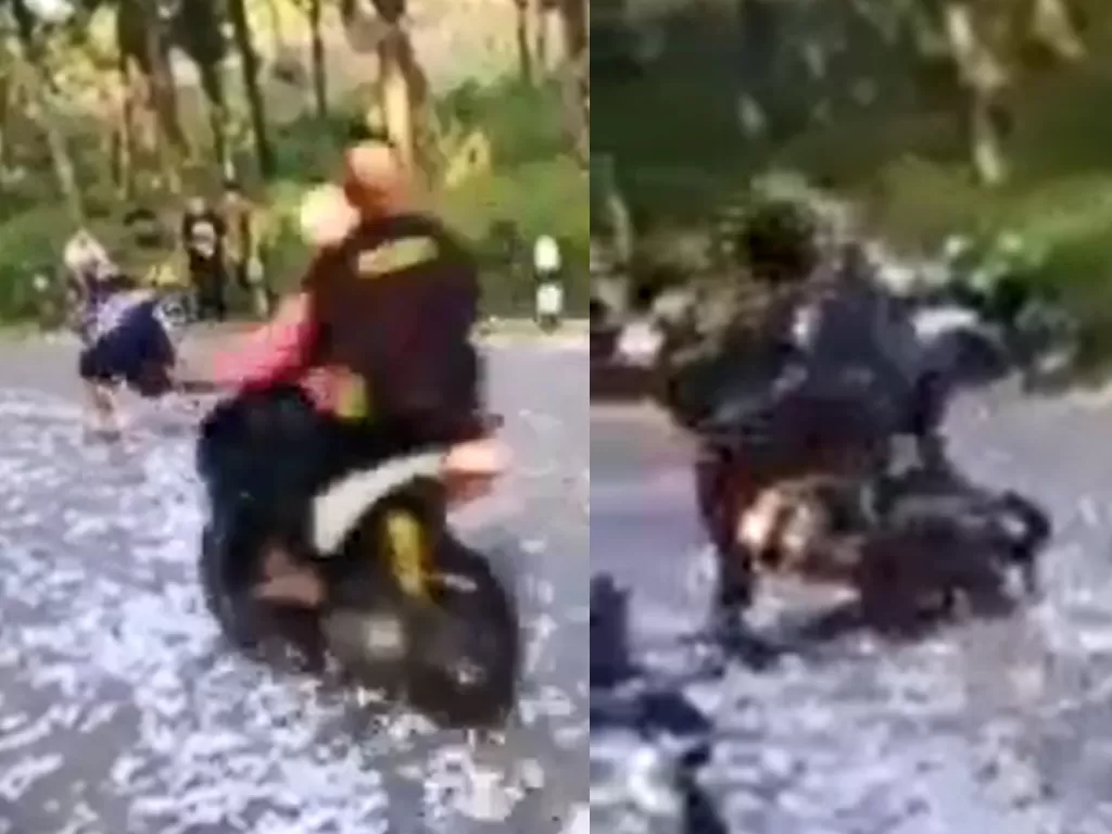 Seorang pemuda ditabrak sepeda motor saat menyalakan petasan di tengah jalan. (Photo/Instagram/@pekalonganinfo)