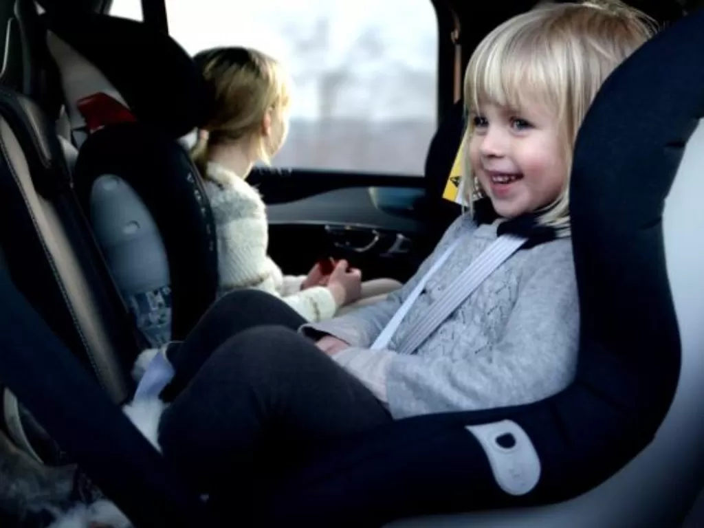 Ilustrasi bayi di tempat duduk belakang mobil. (Ilustrasi/carbuyer.co.uk)