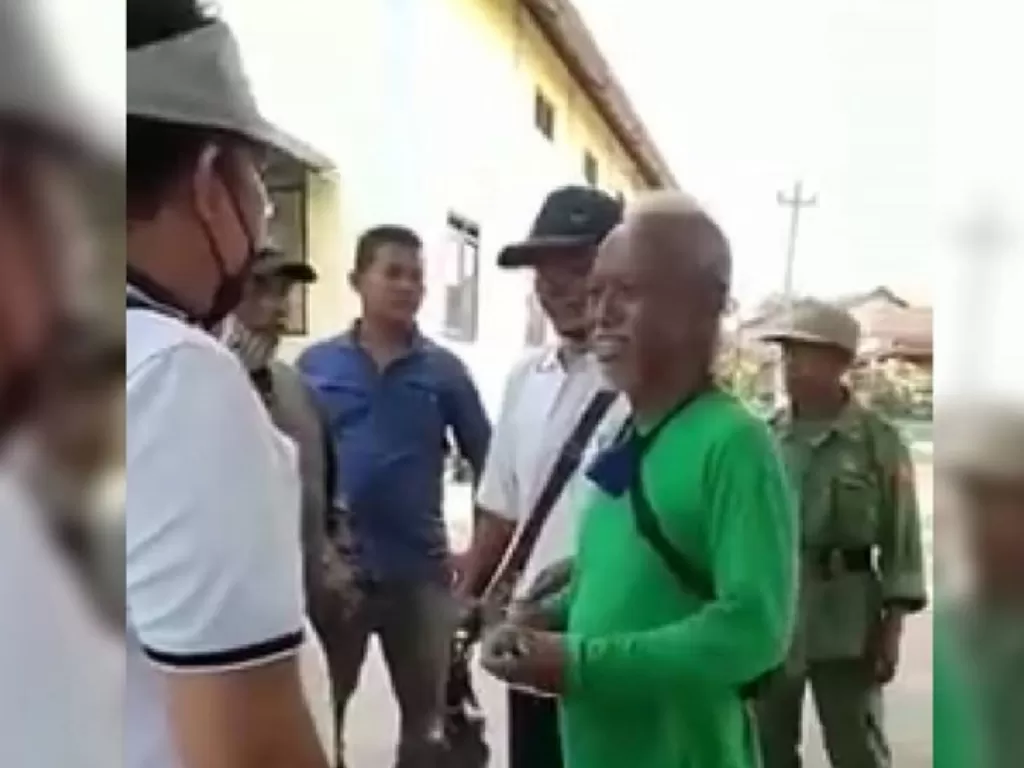 Dua pria ngamen di kampung ditendang petugas (Instagram/@berita_gosip)