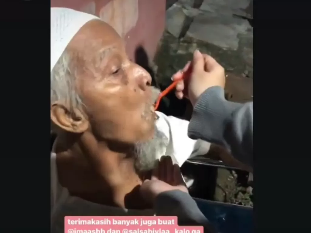 Kakek Aslan Abdullah disuapi makan. (Foto: Instagram/@imaashb)
