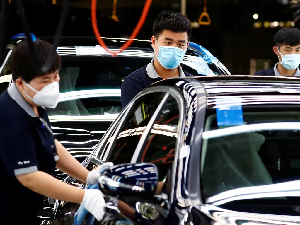 Ilustrasi pabrik produksi Daimler di Tiongkok. (REUTERS/Thomas Peter)