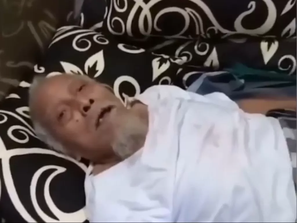 Kakek Aslan Abdullah (70) tidur di kasur baru yang empuk. (Instastory @dellaoctavn)