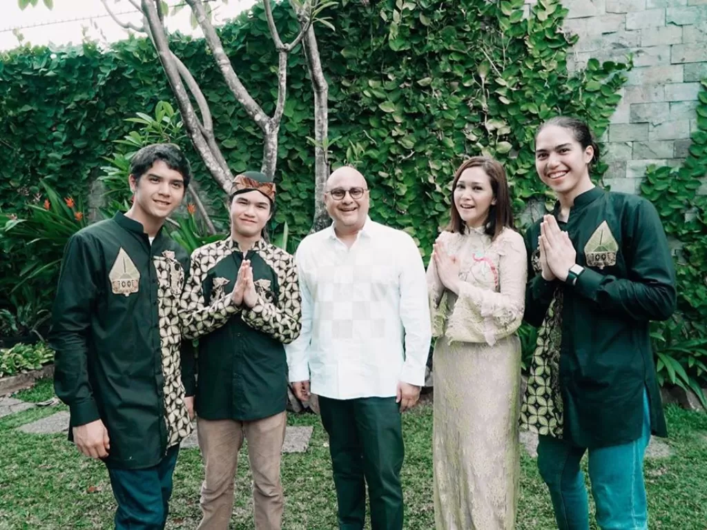Momen Lebaran Maia Estianty bersama sang suami dan ketiga anaknya (Instagram/@maiaestiantyreal)
