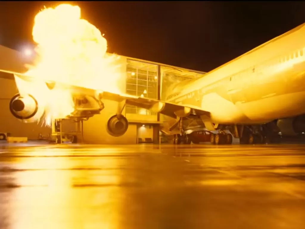 Adegan pesawat dan gedung sungguhan yang ditabrakan dalam film Tenet karya Christoper Nolan. (Youtube/Warner Bros. Pictures)