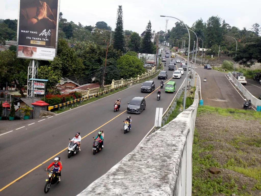 Sejumlah kendaraan melintasi Jalan Raya Puncak saat diberlakukan sistem satu arah di Bogor, Jawa Barat, Selasa (26/5/2020). (Photo/ANTARA FOTO/Yulius Satria Wijaya)