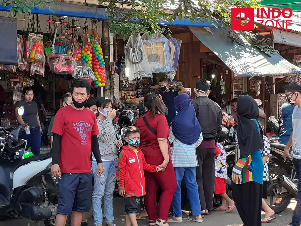 Pasar Mainan Gembrong, Prumpung, Jakarta Timur dipenuhi pengunjung pada hari kedua perayaan Idul Fitri (25/5/2020). (INDOZONE/M. Fadli) 