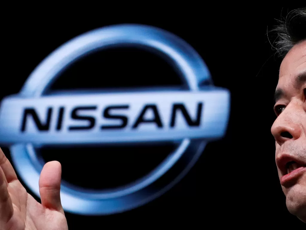 Logo pabrikan Nissan dan CEO Nissan, Makoto Uchida. (REUTERS/Kim Kyung Hoon)