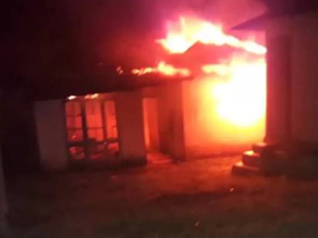 Bentrokan di Batang Angkola, Tapsel, rumah seorang warga dibakar. (Istimewa)