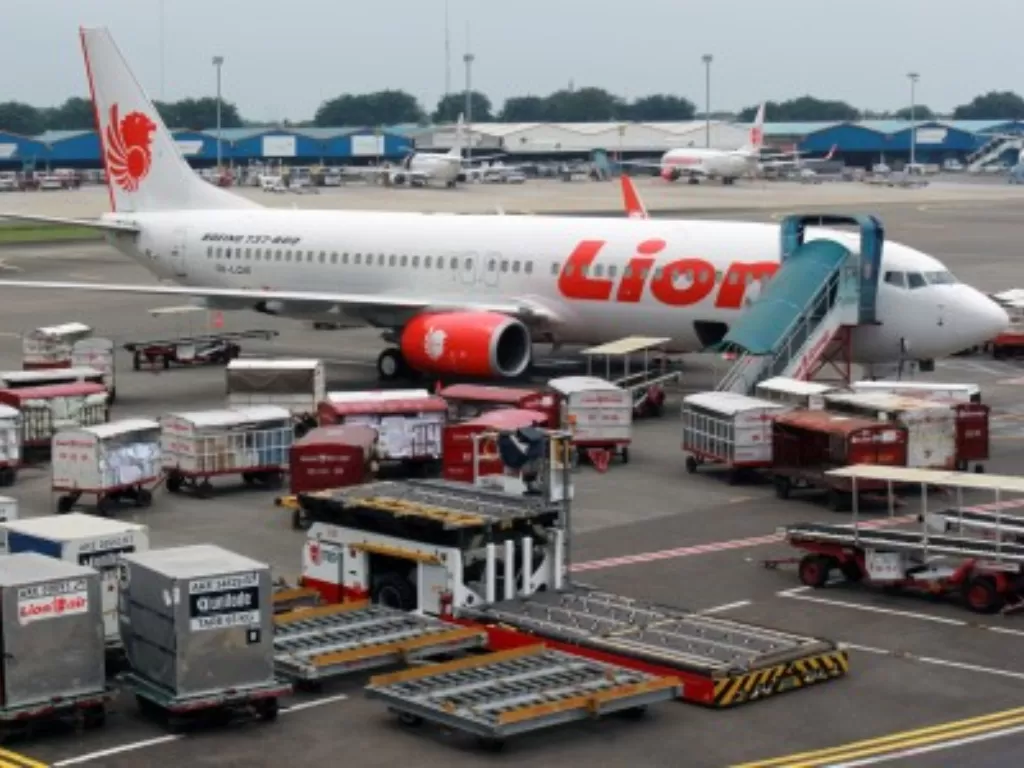 Sebuah pesawat Lion Air melakukan bongkar muat angkutan kargo di Apron Terminal 1 Bandara Soekarno Hatta, Tangerang, Banten, Kamis (30/4/2020). ANTARA FOTO/Muhammad Iqbal/aww.