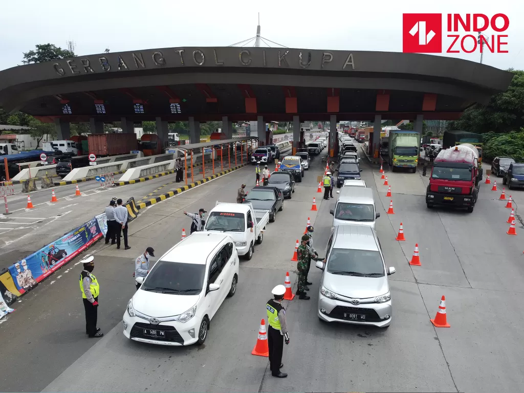 Foto udara petugas gabungan melakukan penyekatan arus balik yang akan masuk ke Jakarta di Gerbang Tol Cikupa, Tangerang, Banten, Rabu (27/5/2020). (INDOZONE/Arya Manggala)