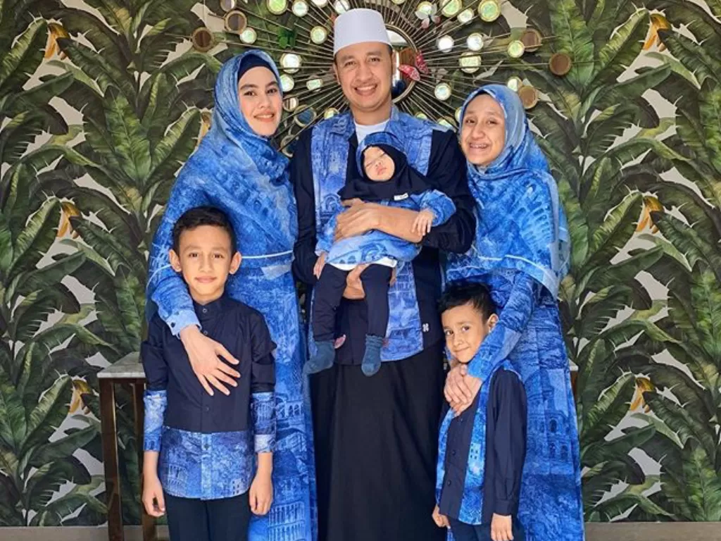 Foto keluarga Kartika Putri saat momen Lebaran. (Instagram/Kartika Putri World)