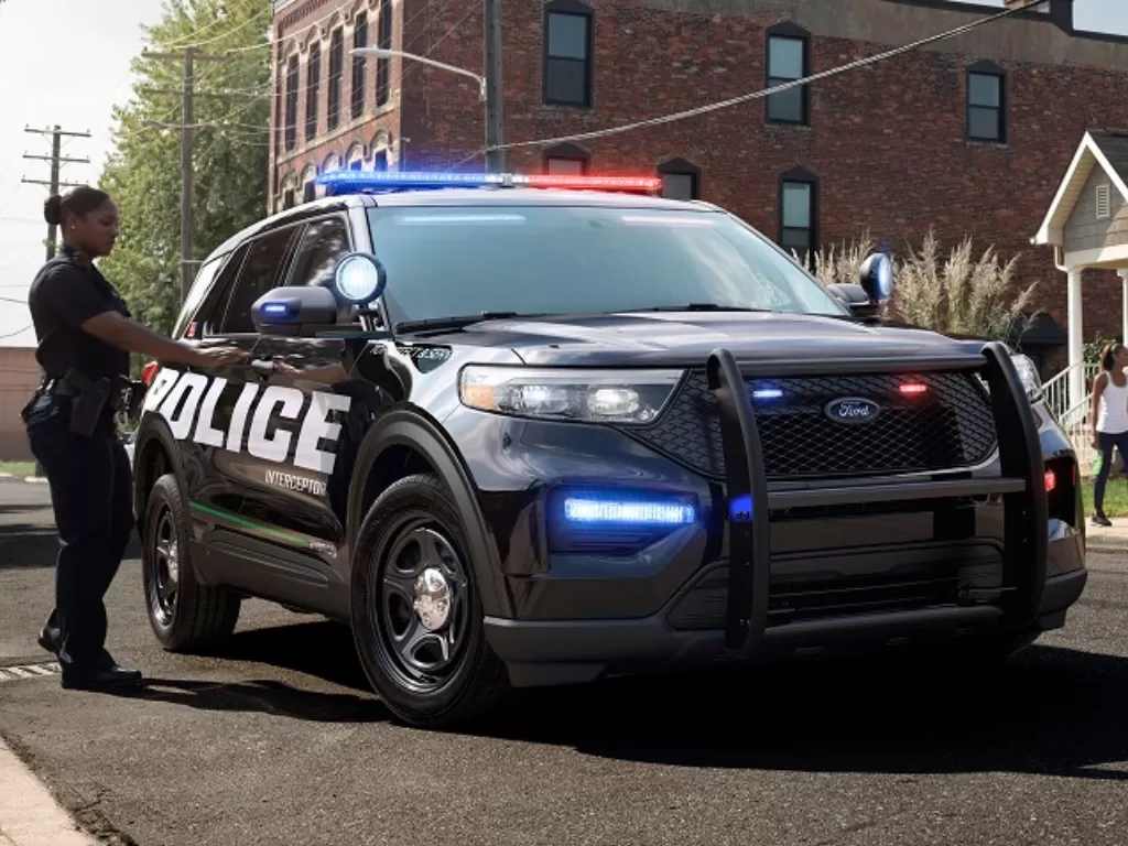 Ilustrasi mobil mobil Ford Interceptor kepolisian dengan perangkat anti virus corona. (Dok.Carscoops).