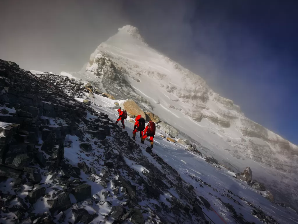 Anggota tim survei Tiongkok menuju puncak Gunung Qomolangma pada 27 Mei 2020. (Xinhua/Tashi Tsering)