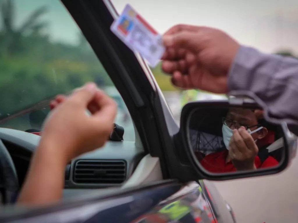 Petugas memeriksa kendaraan di gerbang tol Cikupa, Kabupaten Tangerang, Banten, Rabu (27/5/2020). Petugas memutarbalikkan kendaraan menuju Jakarta yang tidak dilengkapi Surat Izin Keluar Masuk (SIKM) Jakarta dalam upaya pencegahan penularan COVID-19 sesua